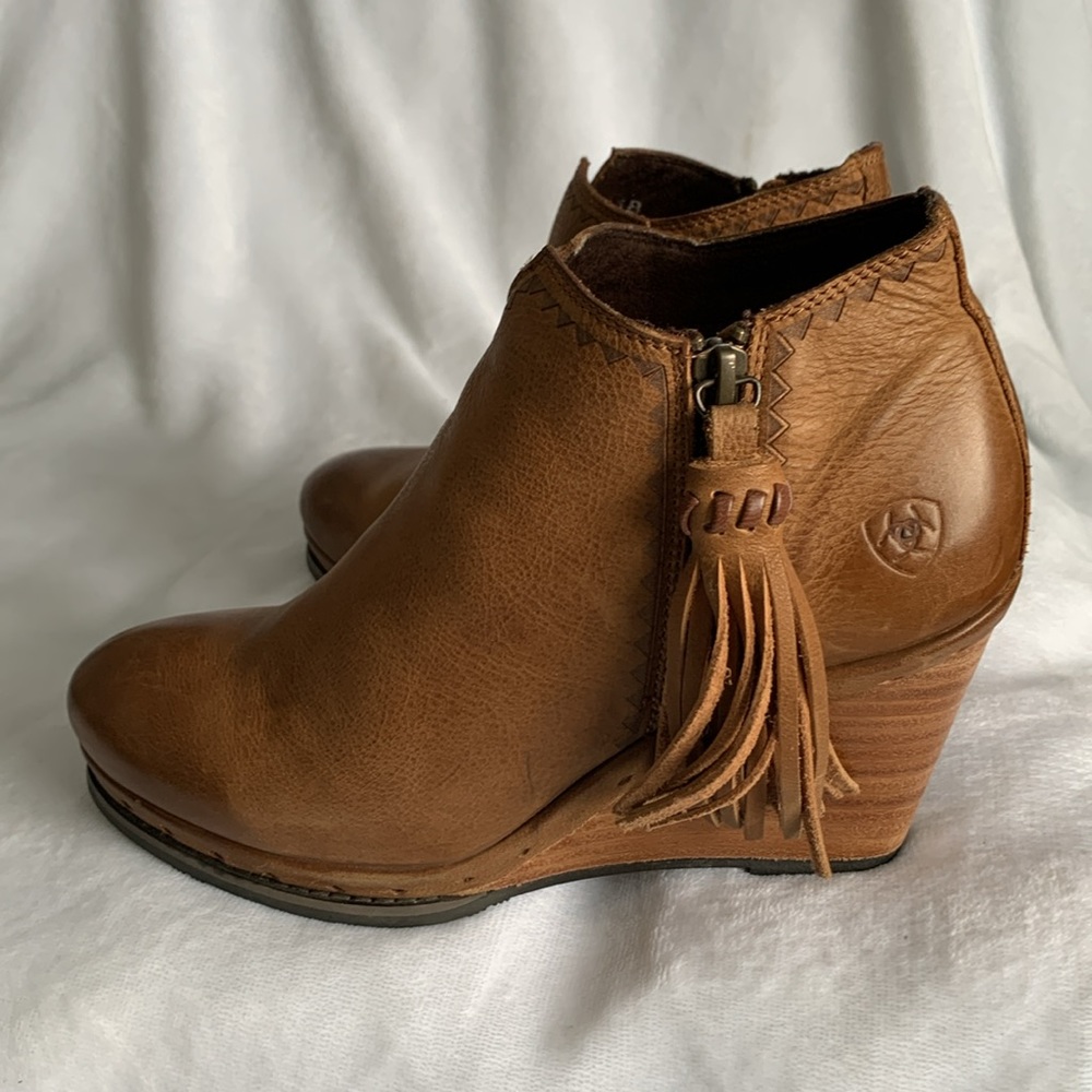 Ariat - Picture 2 of 9